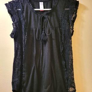 Black Sleeveless Blouse/Tie front/No Boundaries/Lace